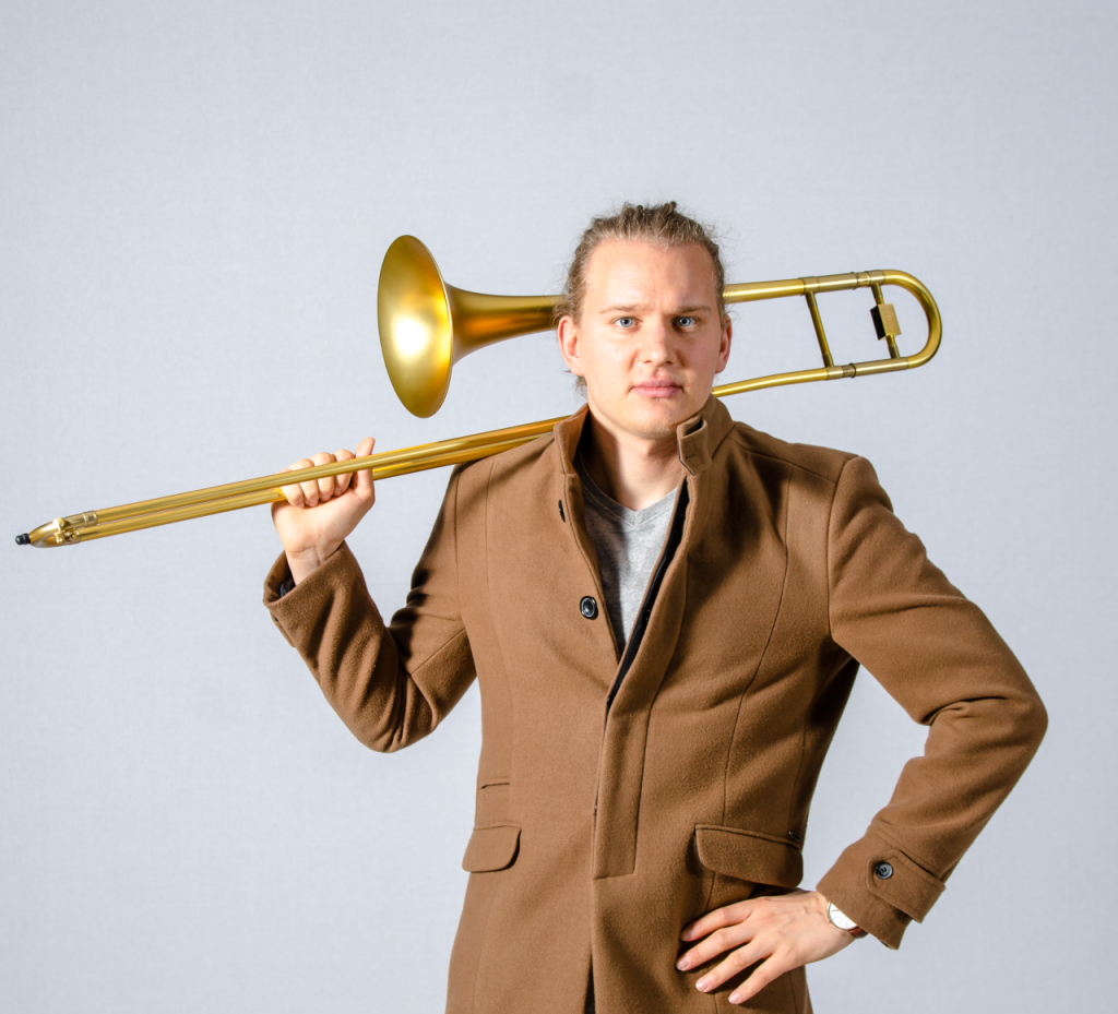 El Vikingo de la Salsa, trombón solista del tema estoy mejor sin tí